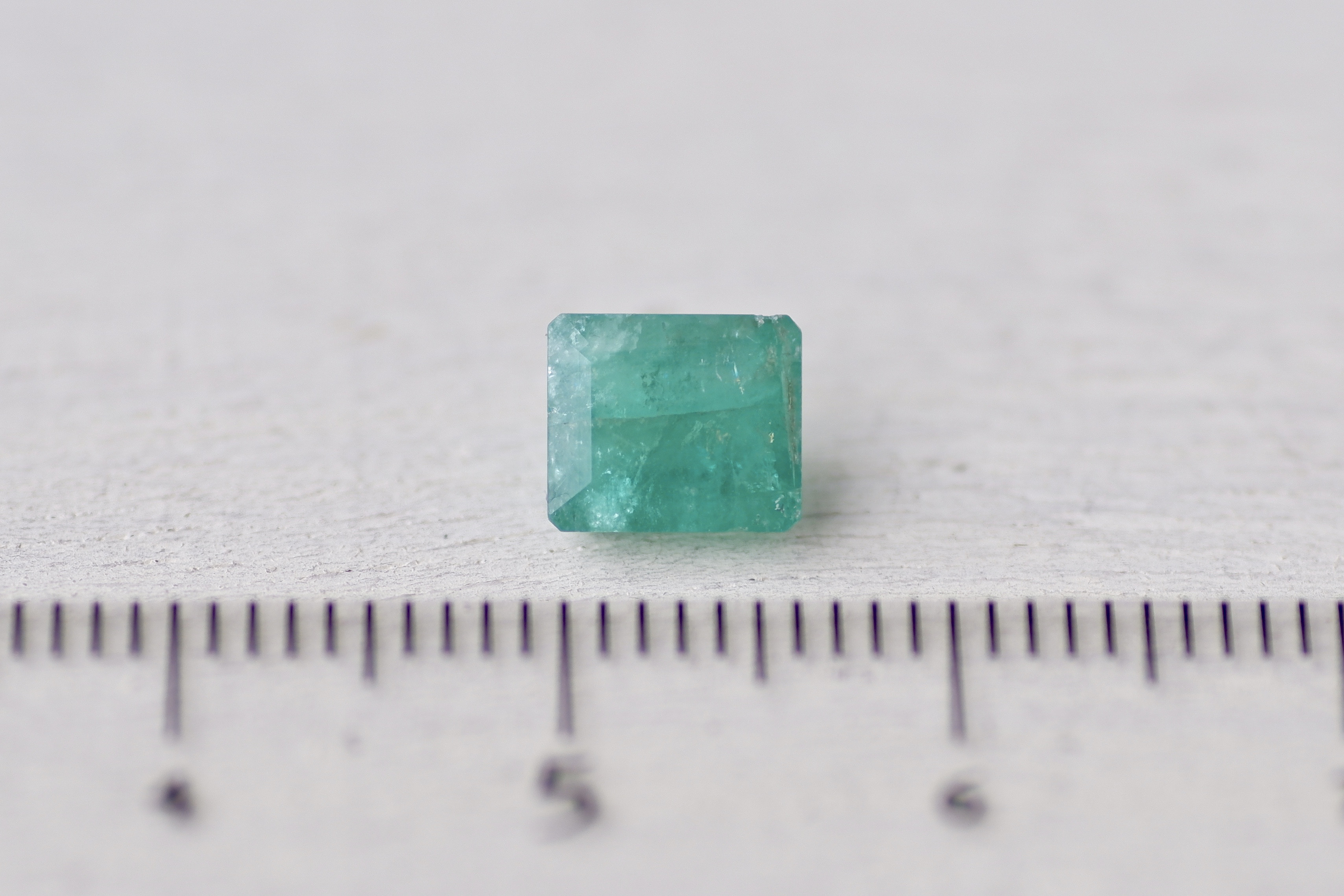 エメラルド＊オクタゴン・カット＊1.29ct＊6.4×5.5mm＊BEE-012