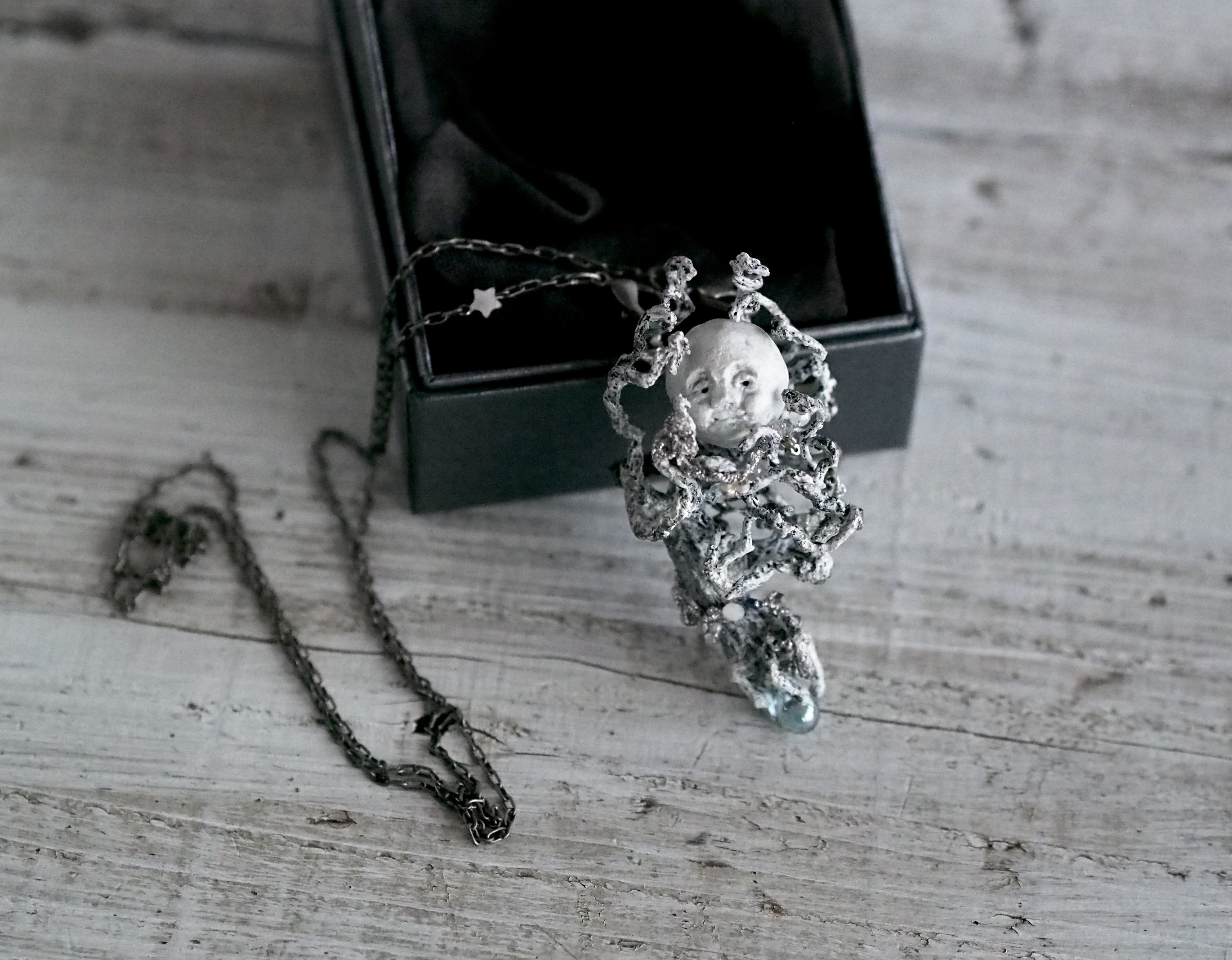 おどろおどろの木に捕らえられ慣れして無の顔満月［ネックレス＆ブローチ］