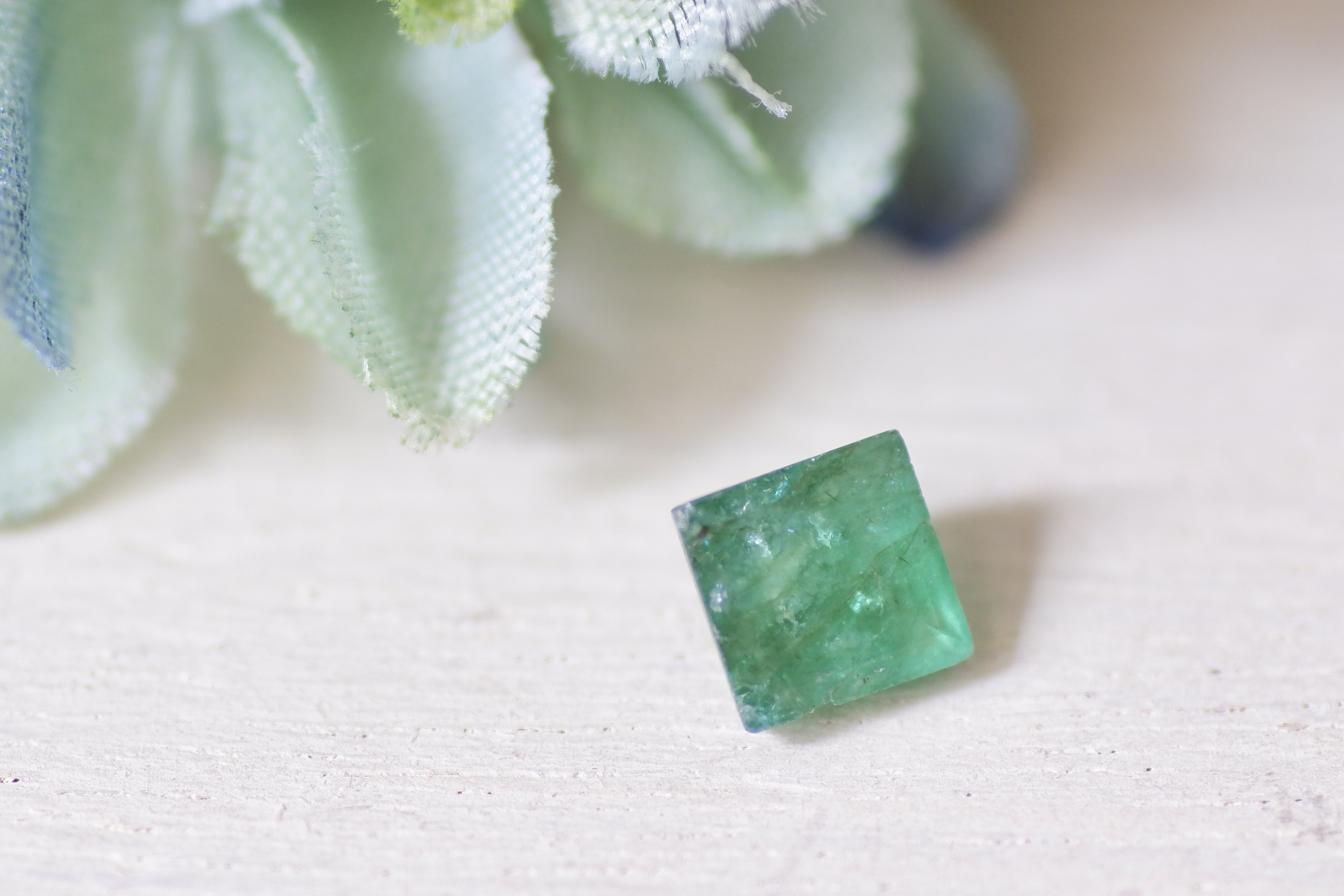 エメラルド＊バゲット・カット＊0.69ct＊5.0×4.8mm＊BEE-008