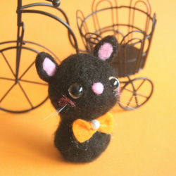 オッドアイのくりくり目玉の黒猫のマスコット 1枚目の画像