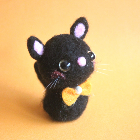 オッドアイのくりくり目玉の黒猫のマスコット 3枚目の画像