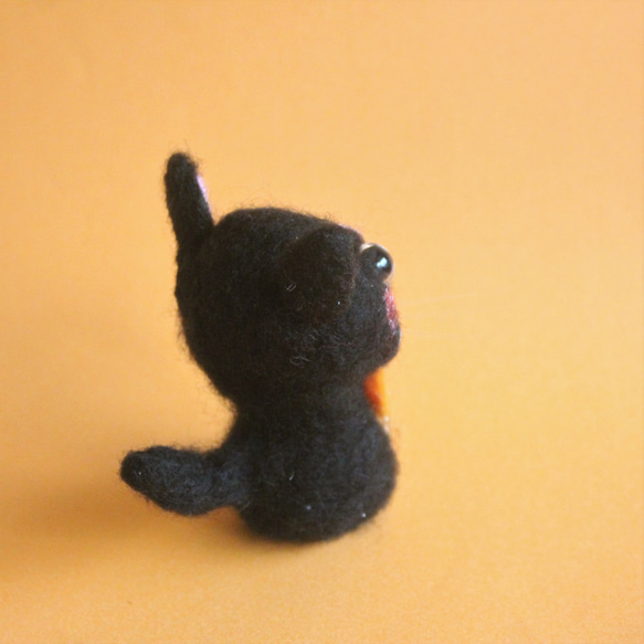 オッドアイのくりくり目玉の黒猫のマスコット 8枚目の画像