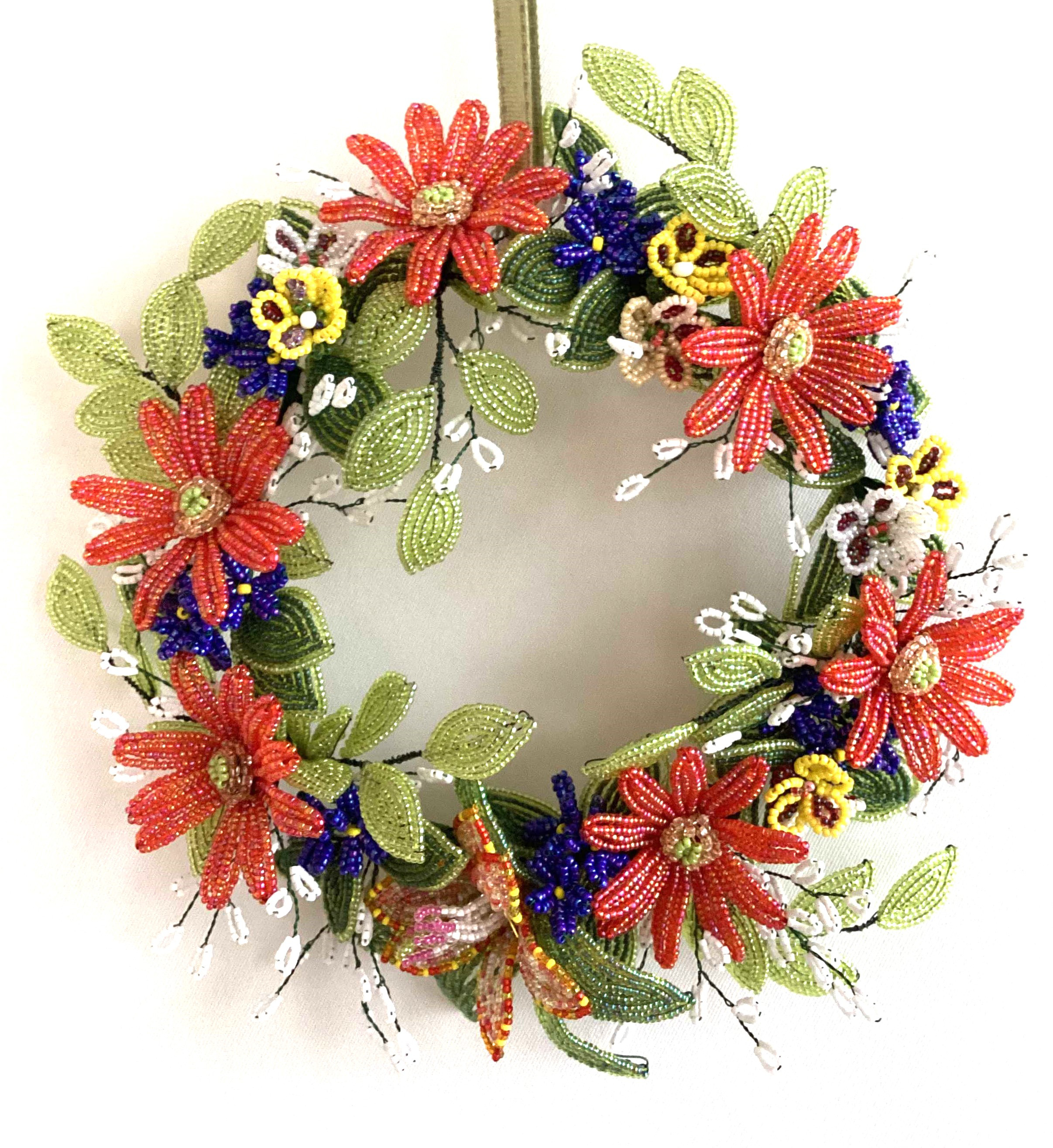 ●ガーベラのリース　直径２３ｃｍのビーズで作ったリース　ガーベラにかすみ草、パンジー、スミレ　ユリを盛り込みました 2