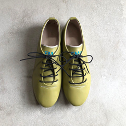 【搭配橡膠錶帶輕鬆佩戴！ 】 手工製作的運動鞋，包裹著一塊皮革/開心果綠 第1張的照片