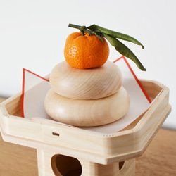 木製鏡餅飾り 中サイズ 手彫り橙 紙箱入り （木製鏡餅飾り 紙箱