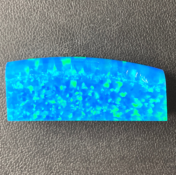 《人工オパール》(ネオンオパール) 原石 ライトブルー/緑斑 26.2g (樹脂含侵) 1枚目の画像