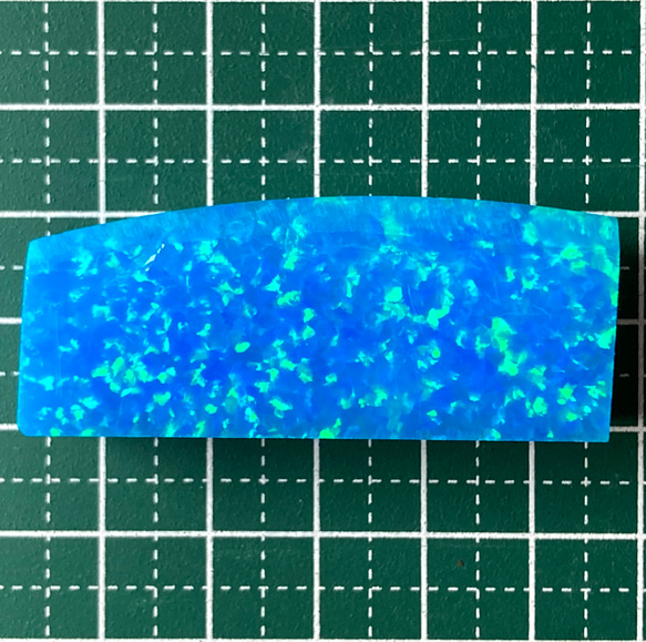 《人工オパール》(ネオンオパール) 原石 ライトブルー/緑斑 26.2g (樹脂含侵) 4枚目の画像