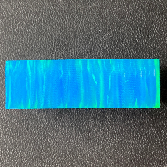 《人工オパール》(ネオンオパール) 原石 ライトブルー/緑斑 26.2g (樹脂含侵) 3枚目の画像