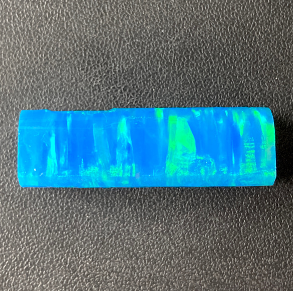 《人工オパール》(ネオンオパール) 原石 ライトブルー/緑斑 26.2g (樹脂含侵) 2枚目の画像
