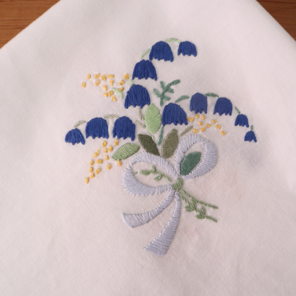 ドイツの手仕事/可愛い青のスズランを束ねたブーケの手刺繍 テーブルクロス (ヴィンテージ すずらん) 8枚目の画像