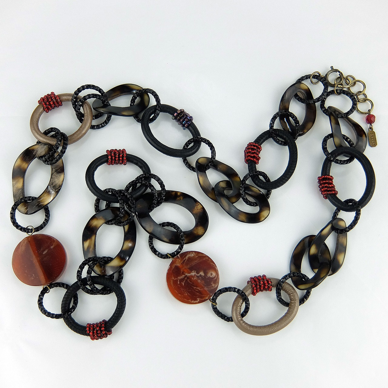 エッセレ・ナチュラルホーンリングとレザーチェーン ロングネックレス　レッドバージョン