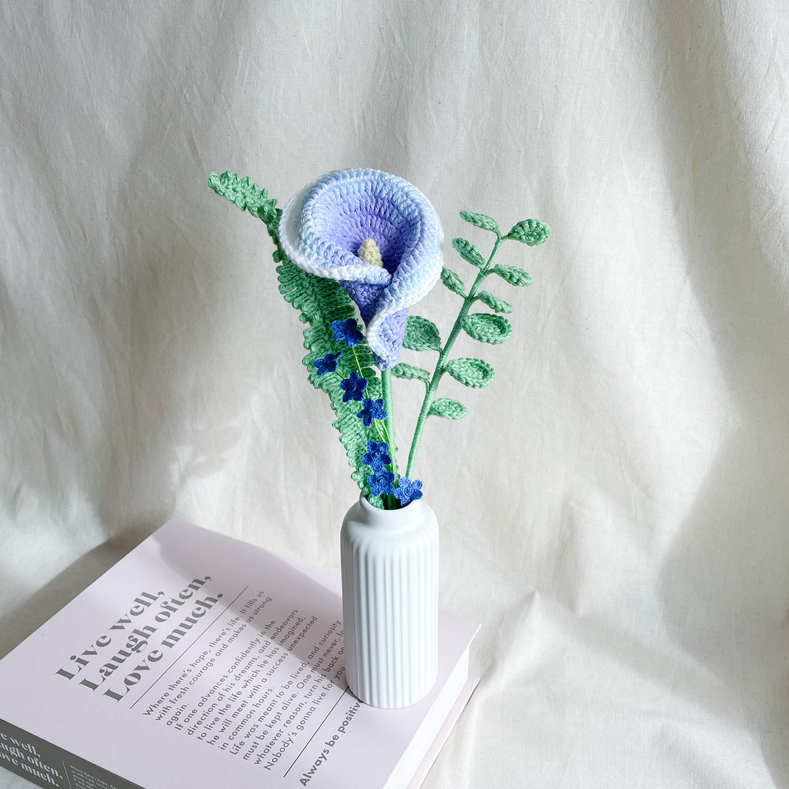 じんわり染めたカラーとグリーンの編み物ブーケ