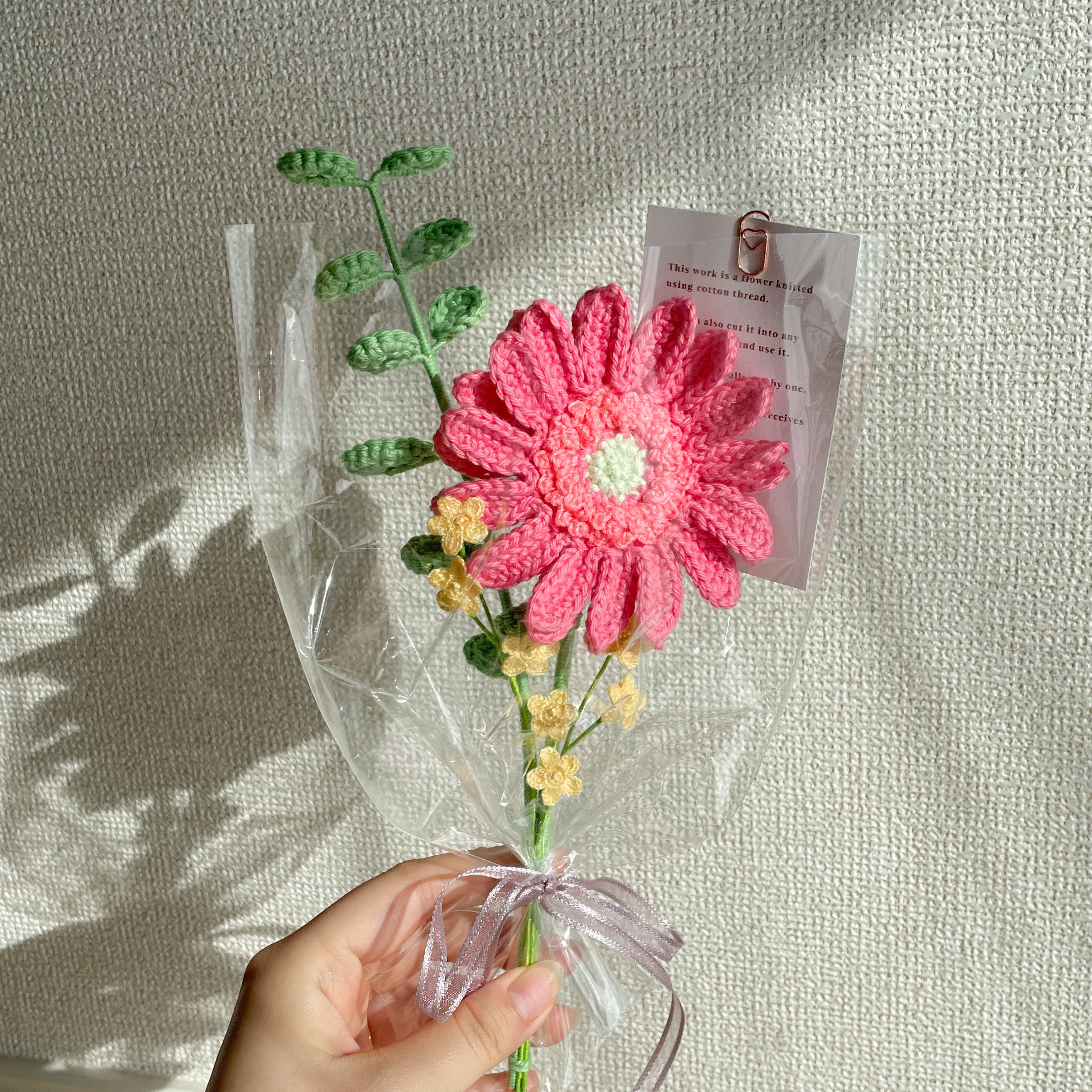 ピンクのガーベラとユーカリの編み物ブーケ