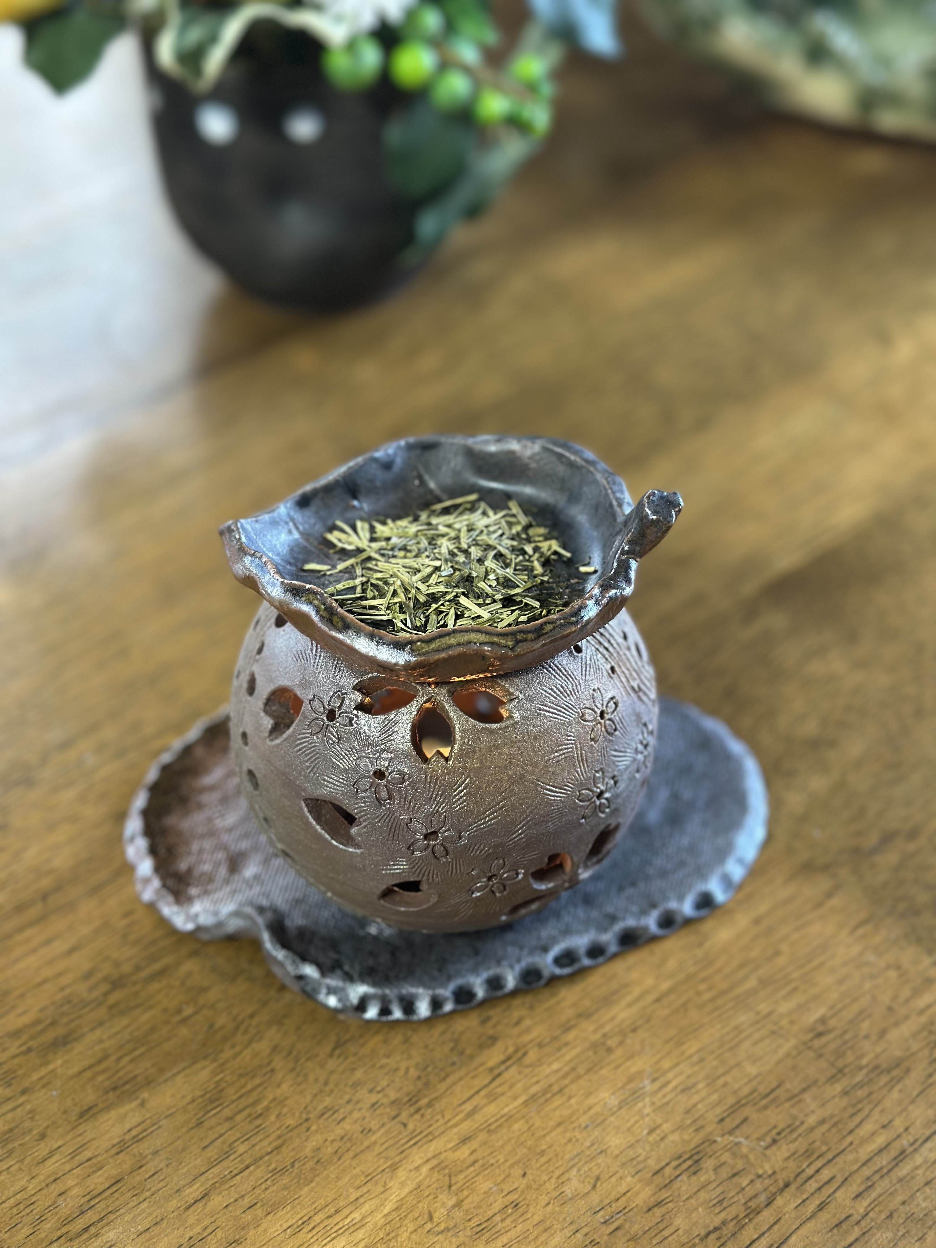 【再販】桜の花びらがひらひらと舞う灯りとお茶の香り漂う癒しの茶香炉　アロマポット