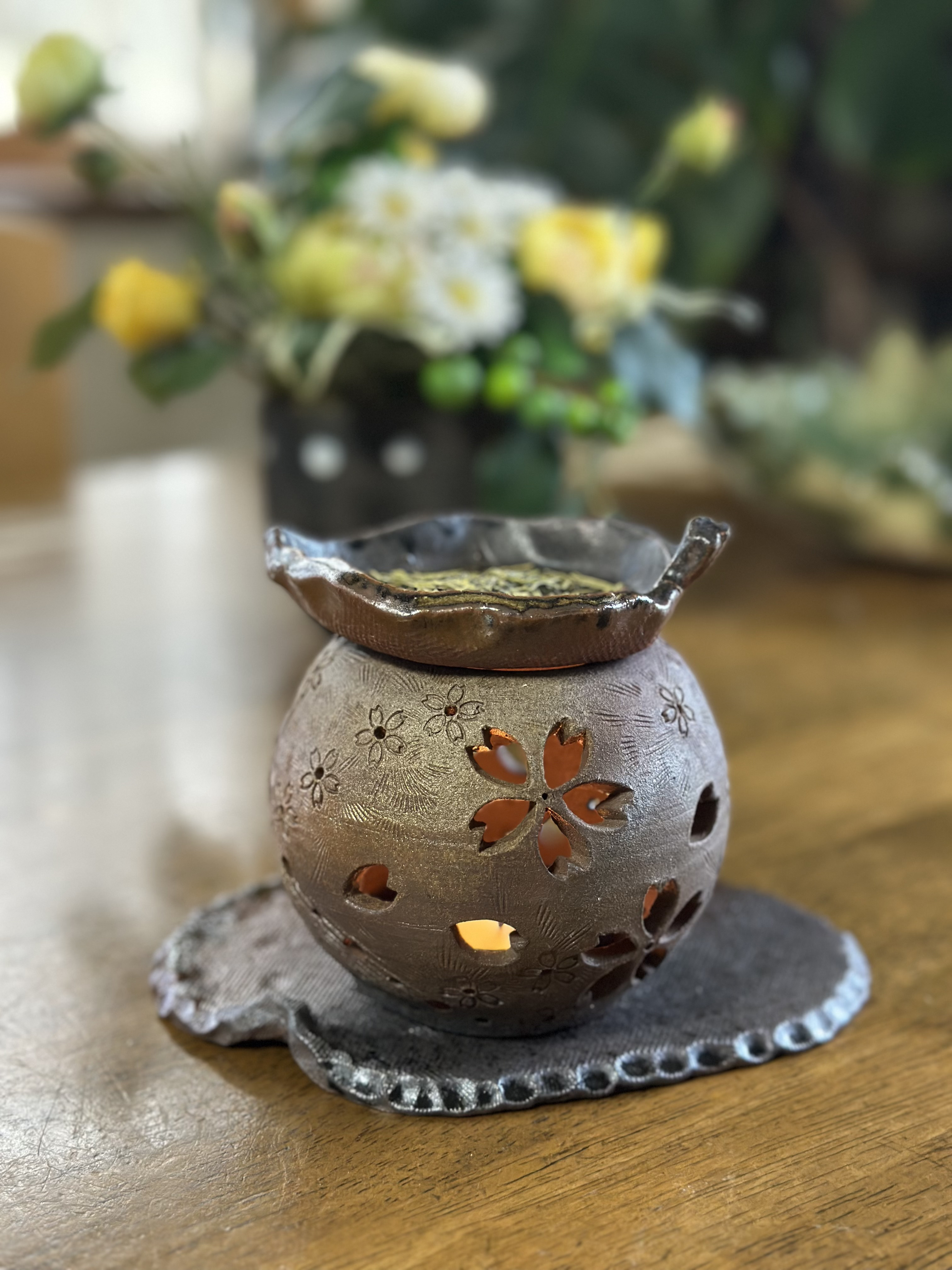 【再販】桜の花びらがひらひらと舞う灯りとお茶の香り漂う癒しの茶香炉　アロマポット