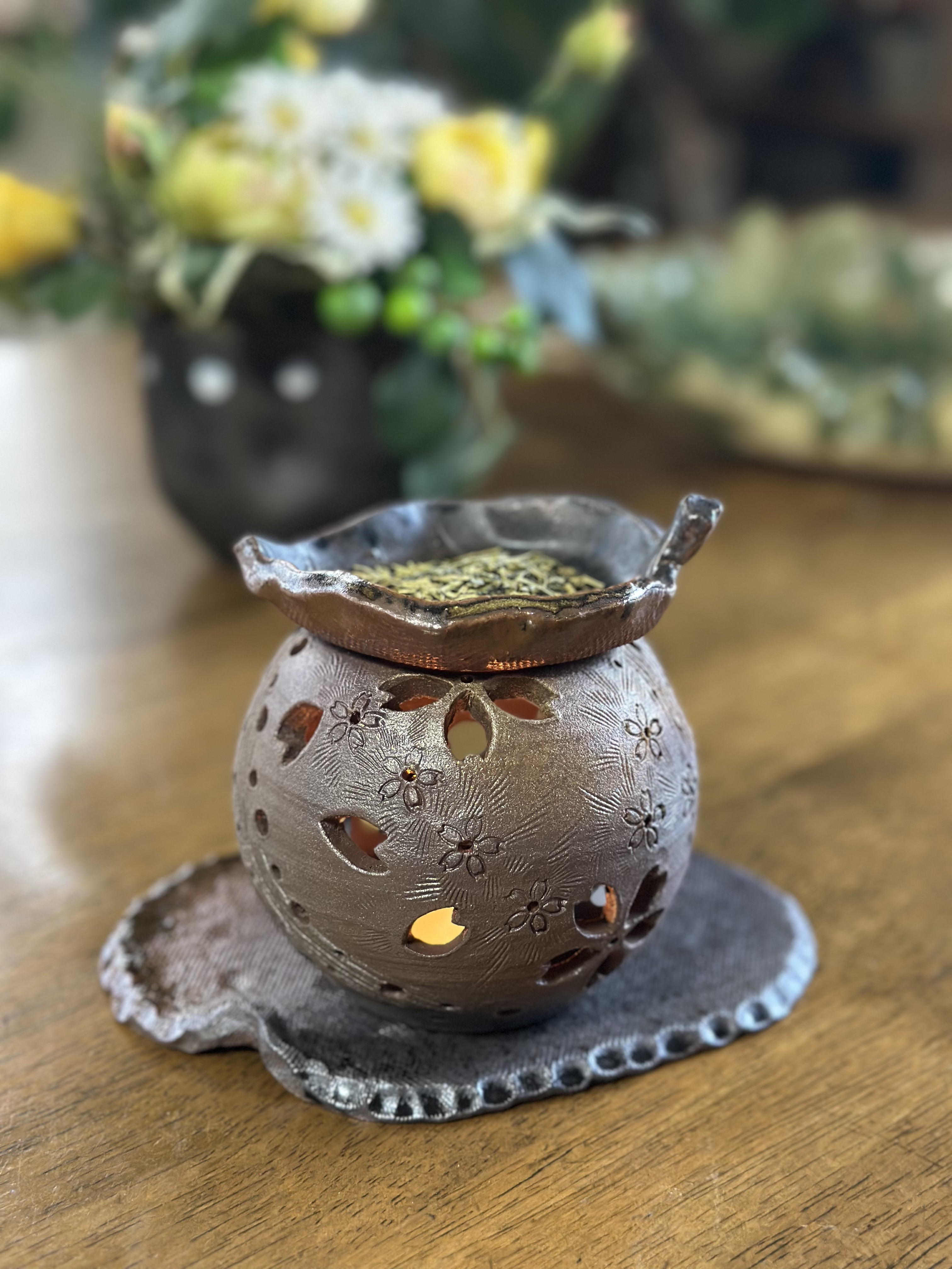 【再販】桜の花びらがひらひらと舞う灯りとお茶の香り漂う癒しの茶香炉　アロマポット