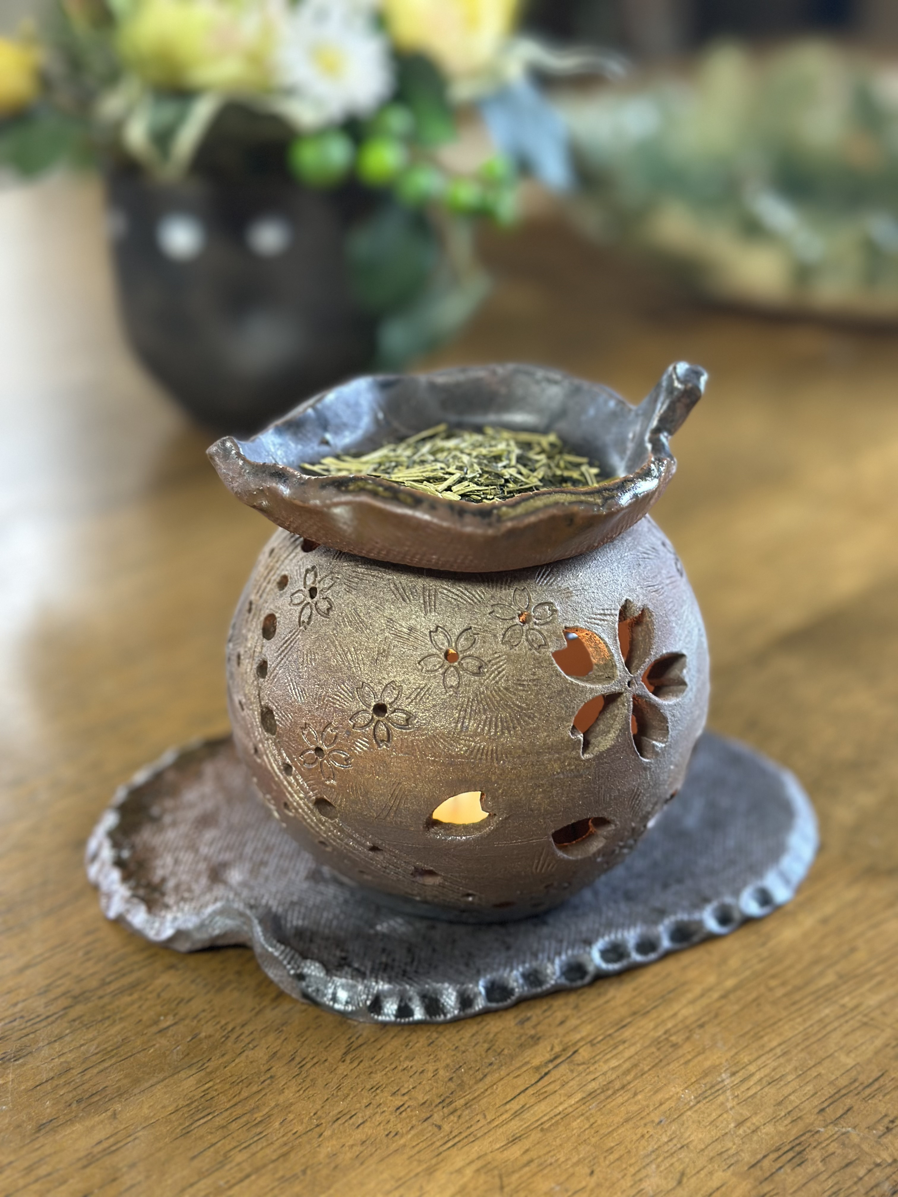【再販】桜の花びらがひらひらと舞う灯りとお茶の香り漂う癒しの茶香炉　アロマポット