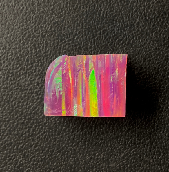 《人工オパール》(ネオンオパール) 原石 パープル/オレンジ斑 6.3g (樹脂含侵) 3枚目の画像