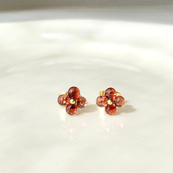 まるい天然石の小さいお花ピアス4枚花　ガーネット　サージカルステンレス　シンプル　クリア　秋冬　赤　クリスマス 1枚目の画像