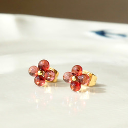 まるい天然石の小さいお花ピアス4枚花　ガーネット　サージカルステンレス　シンプル　クリア　秋冬　赤　クリスマス 2枚目の画像
