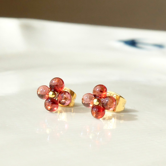 まるい天然石の小さいお花ピアス4枚花　ガーネット　サージカルステンレス　シンプル　クリア　秋冬　赤　クリスマス 2枚目の画像