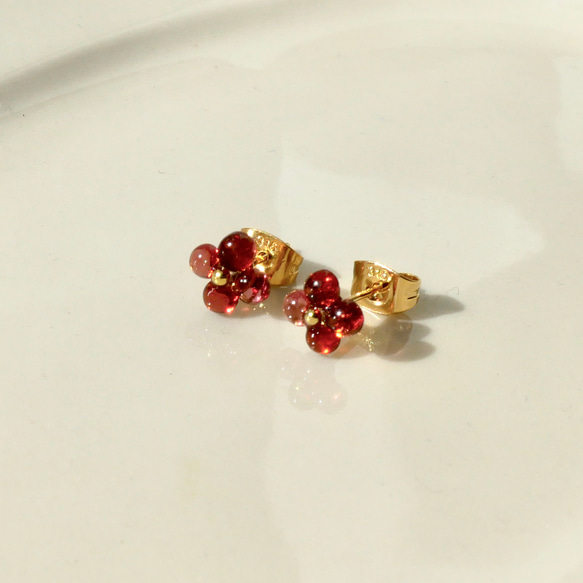 まるい天然石の小さいお花ピアス4枚花　ガーネット　サージカルステンレス　シンプル　クリア　秋冬　赤　クリスマス 3枚目の画像