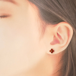 まるい天然石の小さいお花ピアス4枚花　ガーネット　サージカルステンレス　シンプル　クリア　秋冬　赤　クリスマス 6枚目の画像