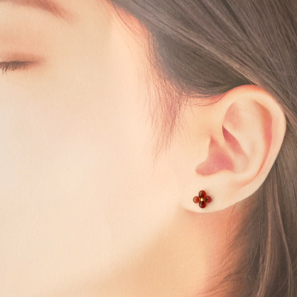 まるい天然石の小さいお花ピアス4枚花　ガーネット　サージカルステンレス　シンプル　クリア　秋冬　赤　クリスマス 6枚目の画像