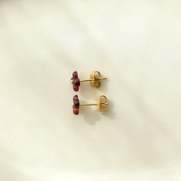 まるい天然石の小さいお花ピアス4枚花　ガーネット　サージカルステンレス　シンプル　クリア　秋冬　赤　クリスマス 4枚目の画像