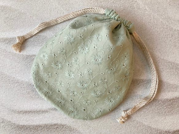 花柄刺繍生地＊丸巾着袋＊くすみカラー 巾着袋 wakame 通販