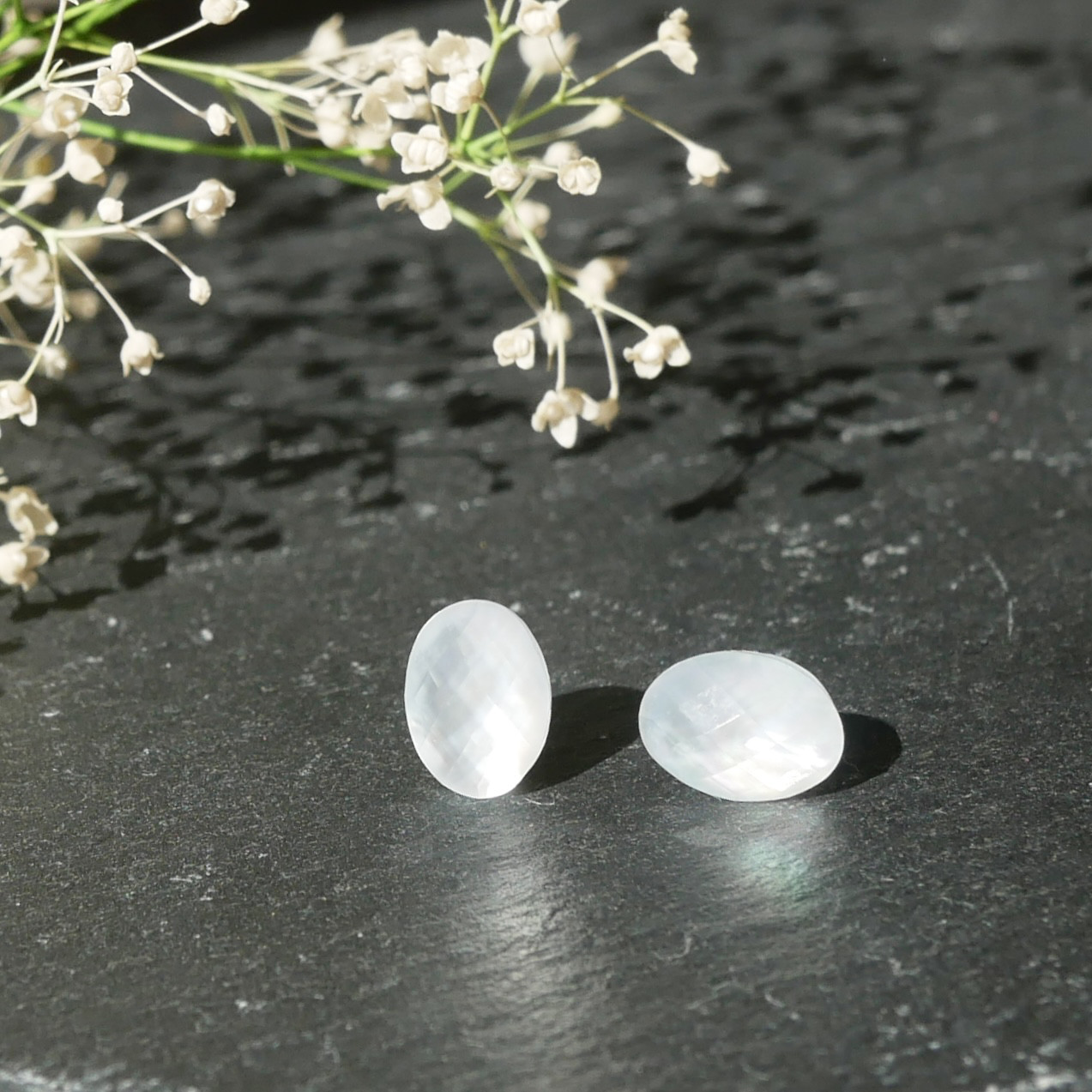 8mm ホワイトシェル×クリスタルの一粒ピアス シンプル