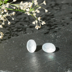 8mm ホワイトシェル×クリスタルの一粒ピアス シンプル