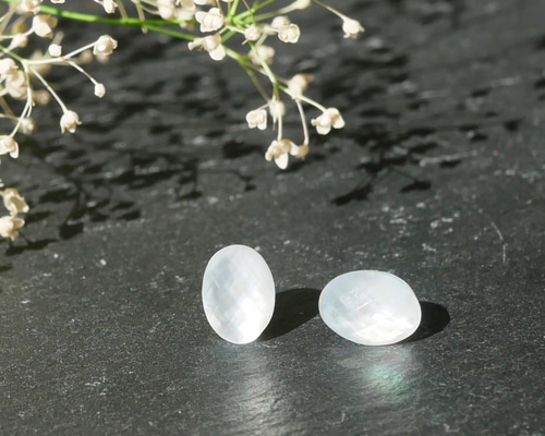 8mm ホワイトシェル×クリスタルの一粒ピアス シンプル
