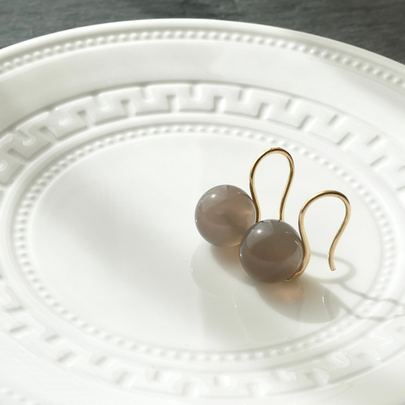 10mmグレーオニキスのシンプルフックピアス　サージカルステンレス　デイリー　お呼ばれ　上品　 1枚目の画像