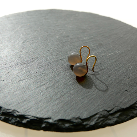 10mmグレーオニキスのシンプルフックピアス　サージカルステンレス　デイリー　お呼ばれ　上品　 4枚目の画像