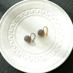 10mmグレーオニキスのシンプルフックピアス　サージカルステンレス　デイリー　お呼ばれ　上品　 2枚目の画像