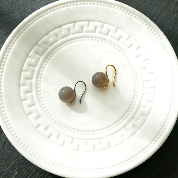 10mmグレーオニキスのシンプルフックピアス　サージカルステンレス　デイリー　お呼ばれ　上品　 2枚目の画像