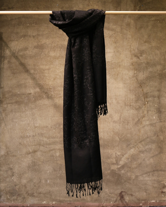 【巻く】大判カシミール刺繍ショール - ブラック 2枚目の画像