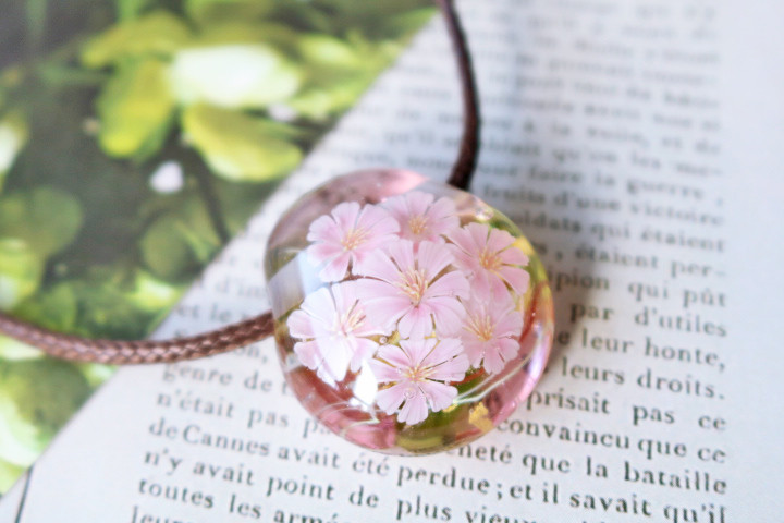 コスモスのとんぼ玉ガラスペンダント　金箔入り