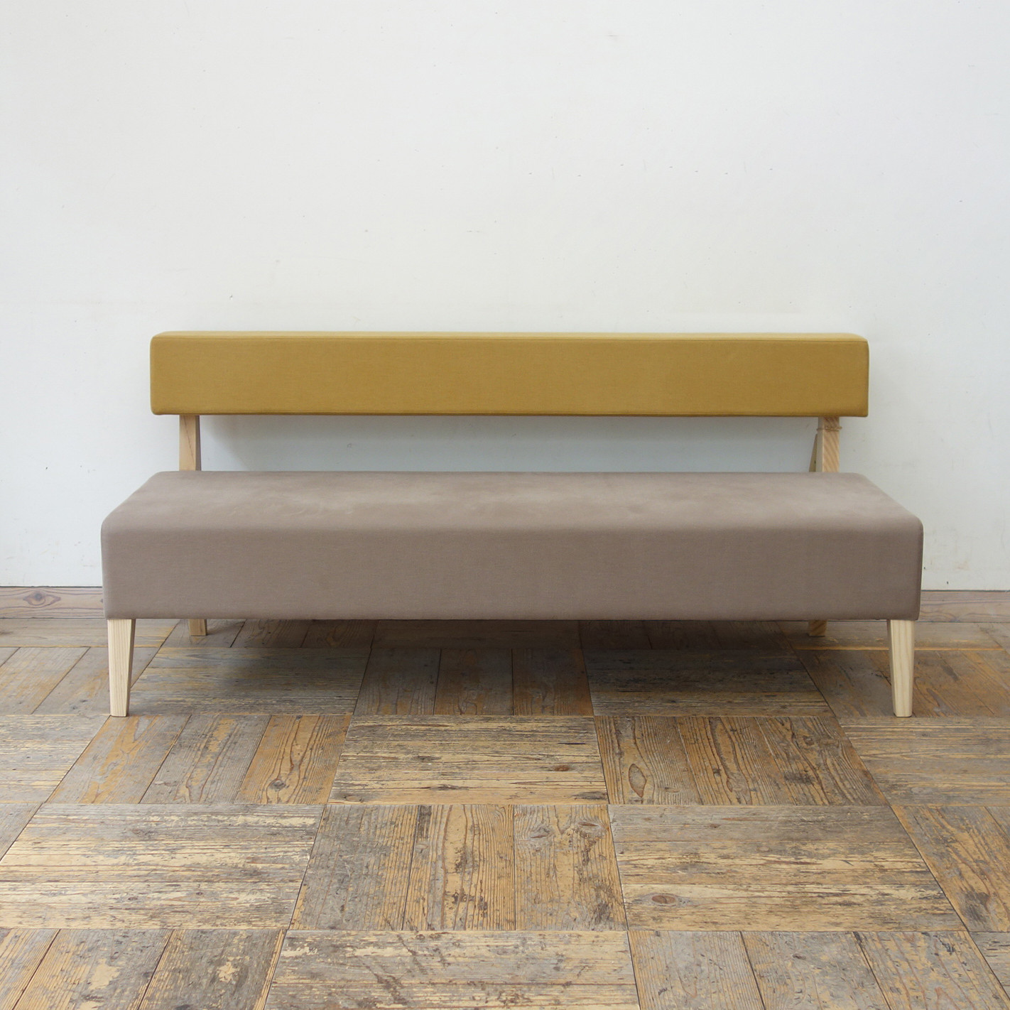 2.5s Border sofa（NA×背:SA-135 OCHRE  座:SA-186 WALNUT)
