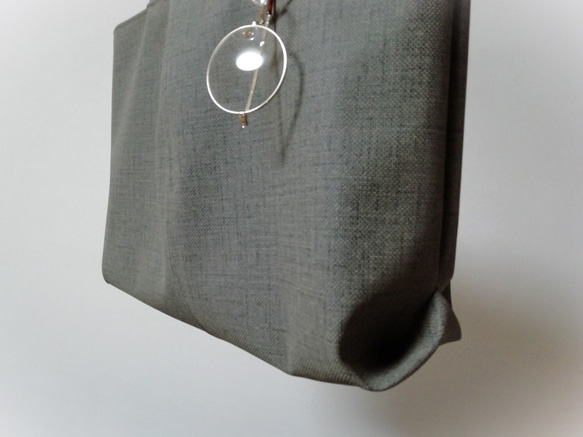 織り生地風レザーのふわりトートバッグ（Ｌ）「Creema限定」（濃い目グレー色） 2枚目の画像