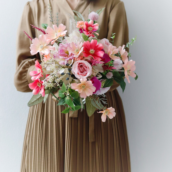 花屋が束ねるコスモスと草花のブーケ(ブートニア付き)/ウェディングꕤ  