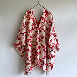 【1点もの】縦づかいのワイドプルオーバー 総手縫い -着物リメイク 絹の縮緬 白地に赤の水芭蕉 V-WP266 5枚目の画像