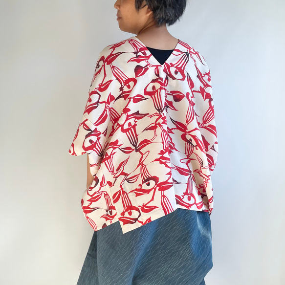 【1点もの】縦づかいのワイドプルオーバー 総手縫い -着物リメイク 絹の縮緬 白地に赤の水芭蕉 V-WP266 3枚目の画像