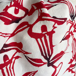 【1点もの】縦づかいのワイドプルオーバー 総手縫い -着物リメイク 絹の縮緬 白地に赤の水芭蕉 V-WP266 9枚目の画像