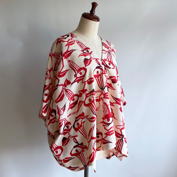 【1点もの】縦づかいのワイドプルオーバー 総手縫い -着物リメイク 絹の縮緬 白地に赤の水芭蕉 V-WP266 4枚目の画像