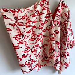 【1点もの】縦づかいのワイドプルオーバー 総手縫い -着物リメイク 絹の縮緬 白地に赤の水芭蕉 V-WP266 6枚目の画像