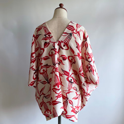 【1点もの】縦づかいのワイドプルオーバー 総手縫い -着物リメイク 絹の縮緬 白地に赤の水芭蕉 V-WP266 8枚目の画像