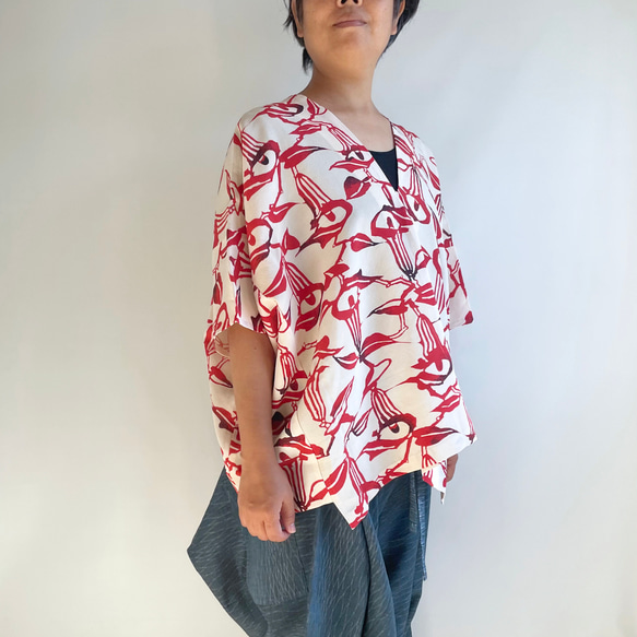 【1点もの】縦づかいのワイドプルオーバー 総手縫い -着物リメイク 絹の縮緬 白地に赤の水芭蕉 V-WP266 2枚目の画像