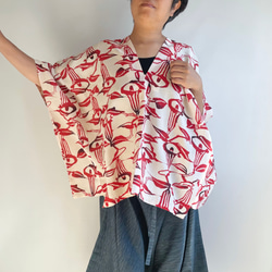 【1点もの】縦づかいのワイドプルオーバー 総手縫い -着物リメイク 絹の縮緬 白地に赤の水芭蕉 V-WP266 1枚目の画像